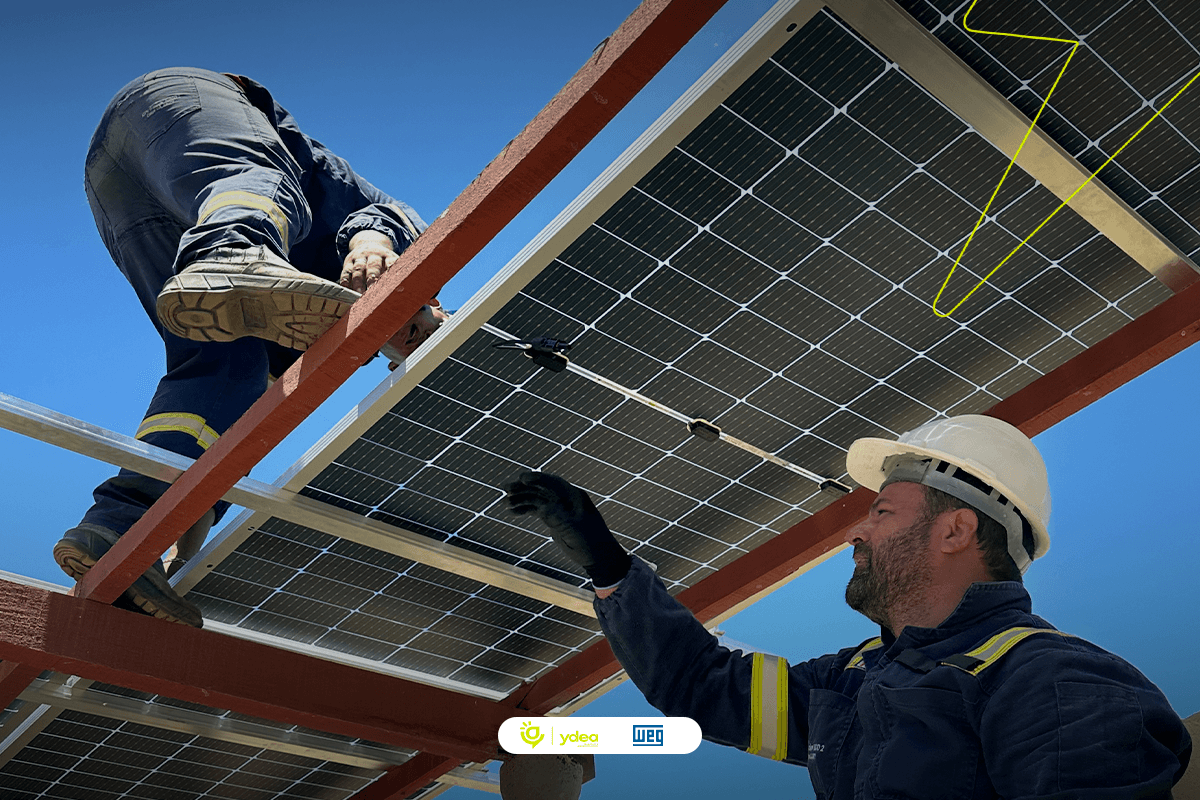 Técnicos da Ydea realizando manutenção em um painel solar